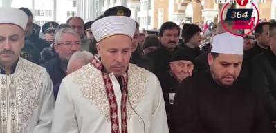 İmam baba, depremde &ouml;len oğlunun cenaze namazını kıldırdı