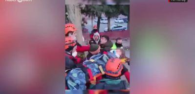 Kahramanmaraş'taki 5 yaşındaki Melek deprem enkazından yoğun çabalar sonucu sağ çıkarıldı.