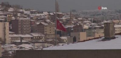Milli yas nedeniyle bayraklar yarıya indirildi