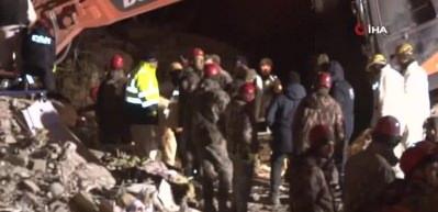 &Ouml;nce 6 yaşındaki K&uuml;bra, ardından 6 aylık hamile annesi kurtarıldı