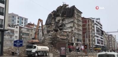 Deprem b&ouml;lgesinde az hasarlı evi olanlara uyarı! Sakın girmeyin...