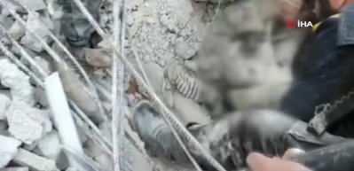 Suriye'de babasının siper olduğu &ccedil;ocuk enkazdan sağ &ccedil;ıkarıldı