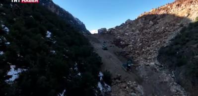Deprem sonrasında iki dağ birleşti, yapay g&ouml;l oluştu! G&ouml;renler g&ouml;zlerine inanamadı...