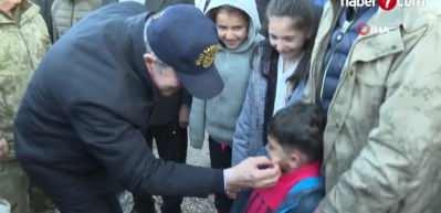 Bakan Hulusi Akar, Hassa&rsquo;daki &ccedil;alışmaları inceledi, vatandaşlarla bir araya geldi