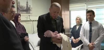 Cumhurbaşkanı Erdoğan bir afetzedenin bebeğine 'Ayşe Betül' ismini verdi