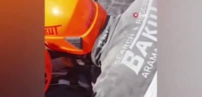 T&uuml;k&uuml;r&uuml;ğ&uuml;yle bebeğini besledi! Enkaz altındaki yaşam m&uuml;cadelesi...