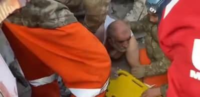 Enkazdan ağzında sigarayla &ccedil;ıkmış herkesi şaşırtmıştı! Soner amca o anları anlattı...