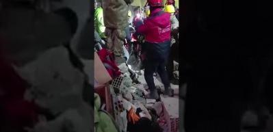 Enkazdan &ccedil;ıkarılan gen&ccedil;: En b&uuml;y&uuml;k asker işte bu asker
