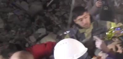 Hatay Antakya'da depremin 209'uncu saatinde karı koca enkazdan kurtarıldı