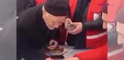 Umre parasını depremzedeler için bağışladı! Herkesi duygulandırdı