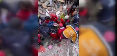 Bebeği &ouml;len ablasını enkazdan kurtarmak i&ccedil;in ninni s&ouml;ylediği ortaya &ccedil;ıktı