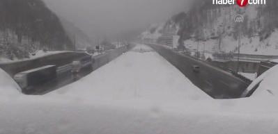 Bolu Dağı'nda başlayan yağmur, yerini kar yağışı bıraktı