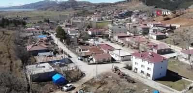 Depremde evi iki metre kaydı! Deprem evi 30 santim kaldırdı...