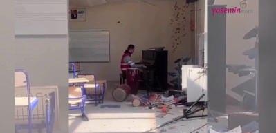 Depremde zarar gören bir okulun sınıfında piyano çaldı! Adeta bir film sahnesi...