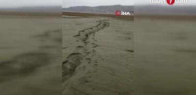 Elazığ'da deprem sonrası oluşan yarıkla ilgili Jeoloji m&uuml;hendisinden a&ccedil;ıklama: Bizi bile şaşırttı!