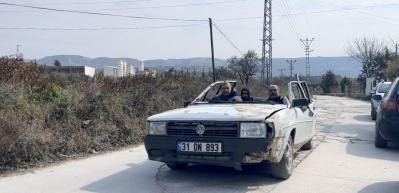 Hatay'da bir vatandaş enkaz altından &ccedil;ıkardığı yarım otomobille trafiğe &ccedil;ıktı
