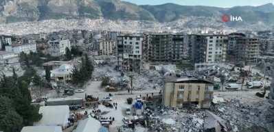 Hatay'da hasarlı evlerin i&ccedil;i dron ile g&ouml;r&uuml;nt&uuml;lendi! Y&uuml;rekleri yaralayan kareler...