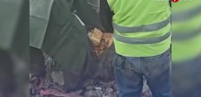 Kahramanmaraş'ta enkaz altından bir &ccedil;anta dolusu altın kemer &ccedil;ıkarıldı!