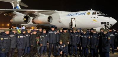 Kazak arama kurtarma ekipleri, &uuml;lkelerinde T&uuml;rk ve Kazakistan bayrakları ile karşılandı
