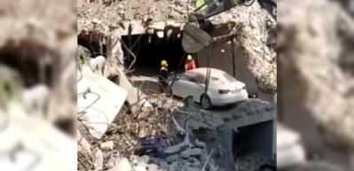 R&ouml;nesans Residans enkazındaki bir otomobilin hi&ccedil; hasar almadığı g&ouml;r&uuml;ld&uuml;