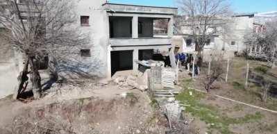 Şiddetli deprem ağacı ikiye b&ouml;ld&uuml;! İşte &ccedil;ok &ccedil;arpıcı detaylar...