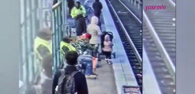 Üç yaşındaki çocuğu tren raylarına attı! O skandal görüntüler...