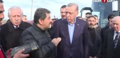 Başkan Erdoğan'a Adıyaman'da T&uuml;rk bayrağı ve Kur'an-ı Kerim takdim edildi