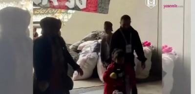 Beşiktaş taraftarlarının sahaya attığı oyuncaklar depremzede çocuklara ulaştırılıyor!