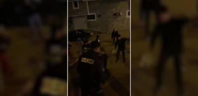 En g&uuml;zel mağlubiyet... Depremin b&ouml;lgesinde g&uuml;venlik g&uuml;&ccedil;leri &ccedil;ocuklarla oyun oynadı...