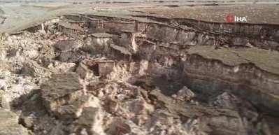 Fay hattının başlangıcındaki arazide oluşan devasa yarıklar dronla g&ouml;r&uuml;nt&uuml;lendi