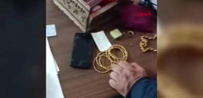G&ouml;n&uuml;ll&uuml; kep&ccedil;e operat&ouml;r&uuml;, 2 enkazda bulduğu ziynet eşyası ve parayı polise teslim etti