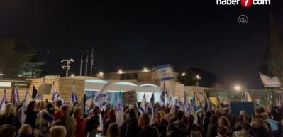 İsrail'de protestolar b&uuml;y&uuml;yor, Netanyahu'nun eşi kuaf&ouml;rde mahsur kaldı!