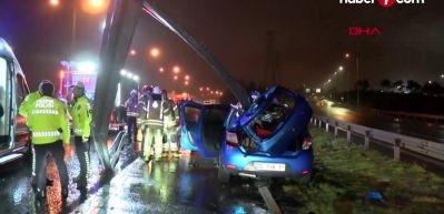 İstanbul'da feci kaza: Bariyer otomobile ok gibi saplandı!