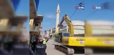 Kontroll&uuml; minare yıkımında iş&ccedil;i yaralandı! İşte o anlar...