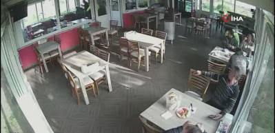 Trafik polisinden hayat kurtaran Heimlich manevrası