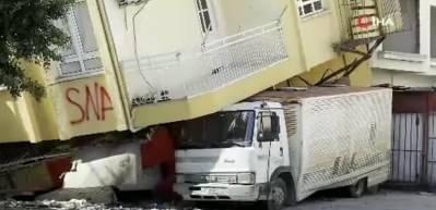 Depremzedeler korku i&ccedil;inde! Kamyonet binayı ayakta tutuyor