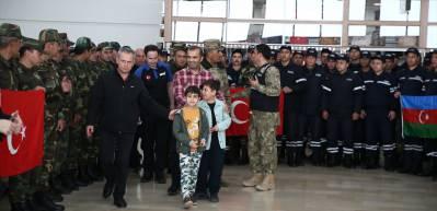 Akrabalarını kurtaran Azerbaycanlı ekibe &ccedil;izdiği resimle teşekk&uuml;r etti