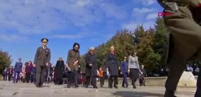Bakan Akar'ın eşi Şule Akar ve komutan eşlerinden Anıtkabir'e ziyaret
