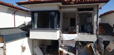 Depremde ağır hasar alan milyonluk villalar kağıt gibi dağıldı