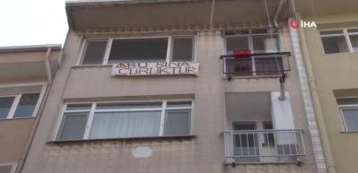 Kadık&ouml;y&rsquo;de evi boşaltan kiracıdan &ldquo;Bu bina &ccedil;&uuml;r&uuml;kt&uuml;r&rdquo; pankartlı uyarı!