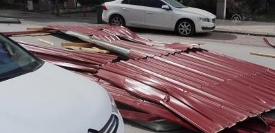 Lodos nedeniyle apartmanın &ccedil;atısı u&ccedil;tu
