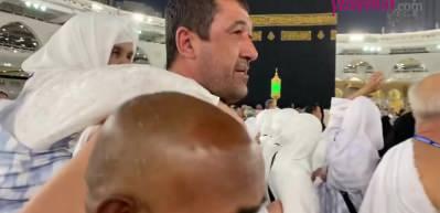 Vefasıyla örnek oldu! Özbekistanlı Kemal annesini sırtında tavaf ettirdi