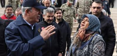 Bakan Akar, Kırıkhan'daki &ccedil;alışmaları inceledi, şehit aileleriyle bir araya geldi