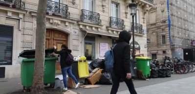 Fransa'da &ccedil;&ouml;p krizi devam ediyor! Yetkililer birbirine girdi