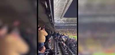 Sevilla ma&ccedil;ı sonrası Fenerbah&ccedil;e'de gerginlik y&uuml;kseldi! Trib&uuml;nler tepki &ccedil;ekti..