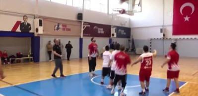 Bakan Kasapoğlu, down sendromlu milli sporcular ile basketbol oynadı!