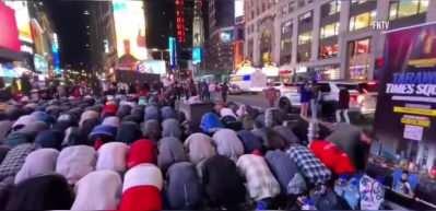 Yüzlerce Müslüman Times Meydanı’nda bir araya geldi