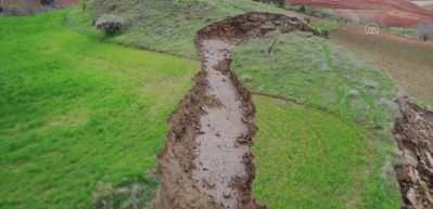 Deprem Adıyaman'da tepeyi ikiye b&ouml;ld&uuml;! İşte depremin şiddetini g&ouml;zler &ouml;n&uuml;ne seren o g&ouml;r&uuml;nt&uuml;...