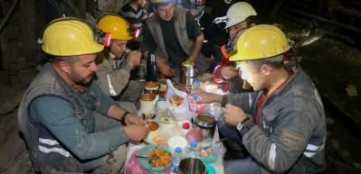 K&uuml;tahya'da yerin 300 metre altında madenciler ilk iftarını yaptı