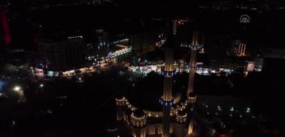 Taksim Camii'nde Ramazan hazırlığı! "Elhamd&uuml;lillah" yazılı mahya asıldı...